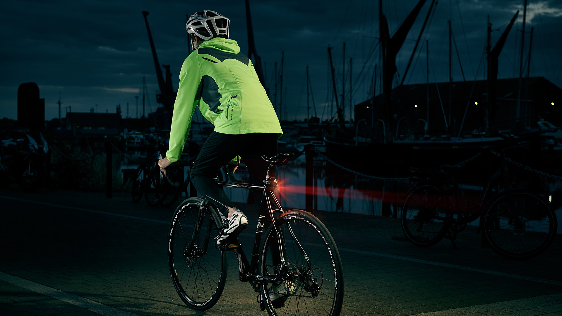 Geotekk Limpet bike light at night